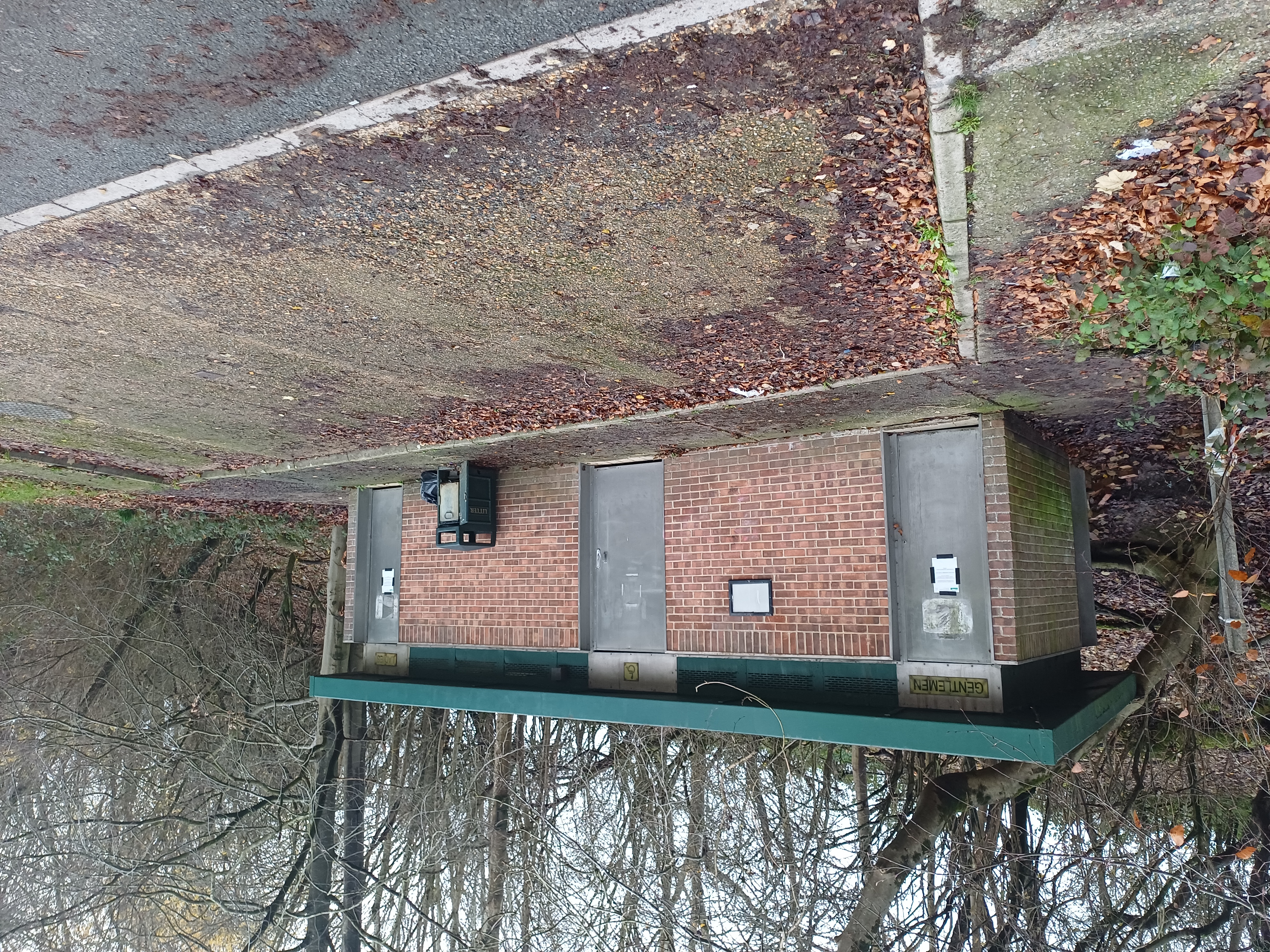 pic of a recess off the road used as a truck stop