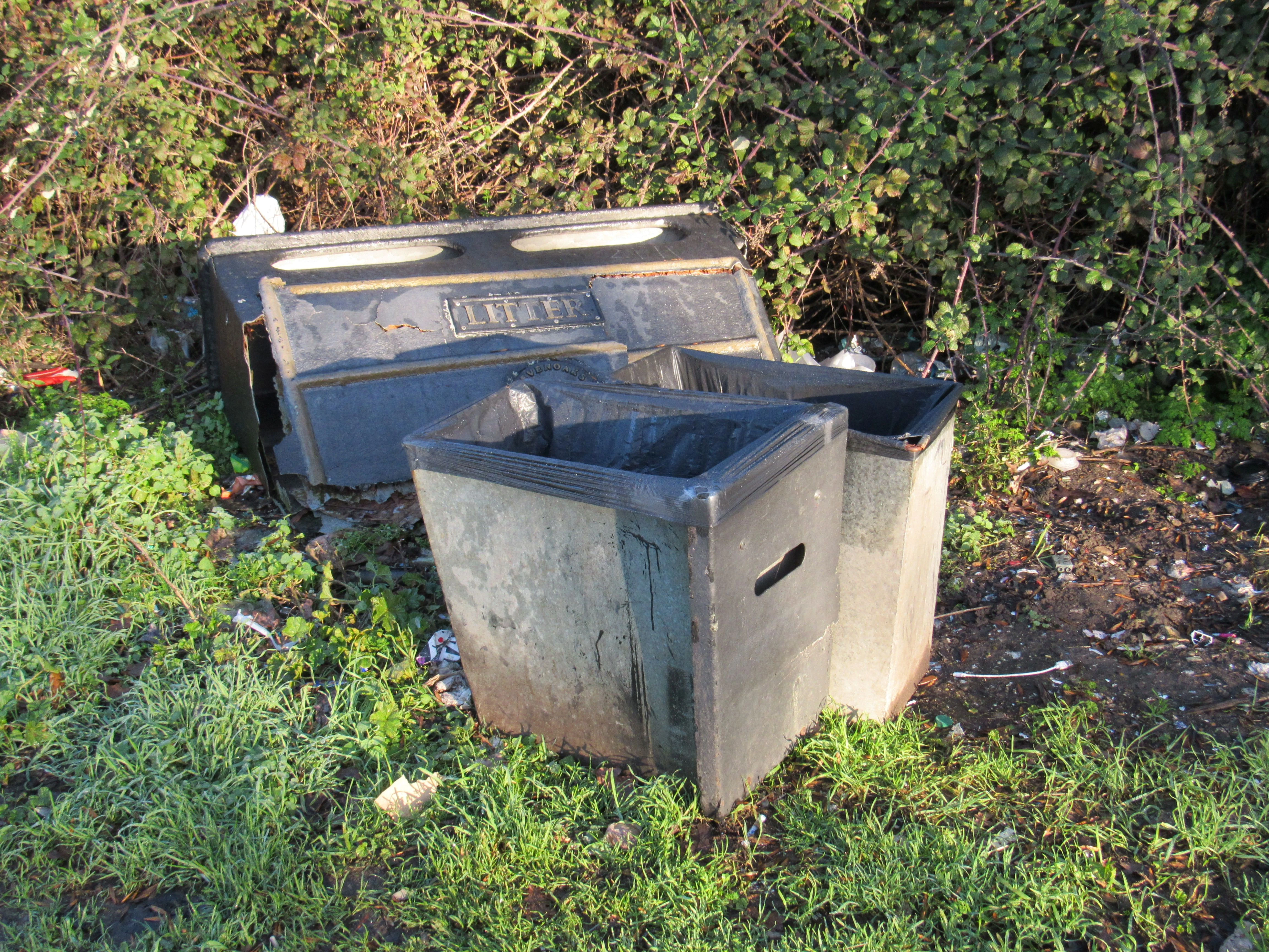a photo of a layby in Tunbridge Wells showing flytipping